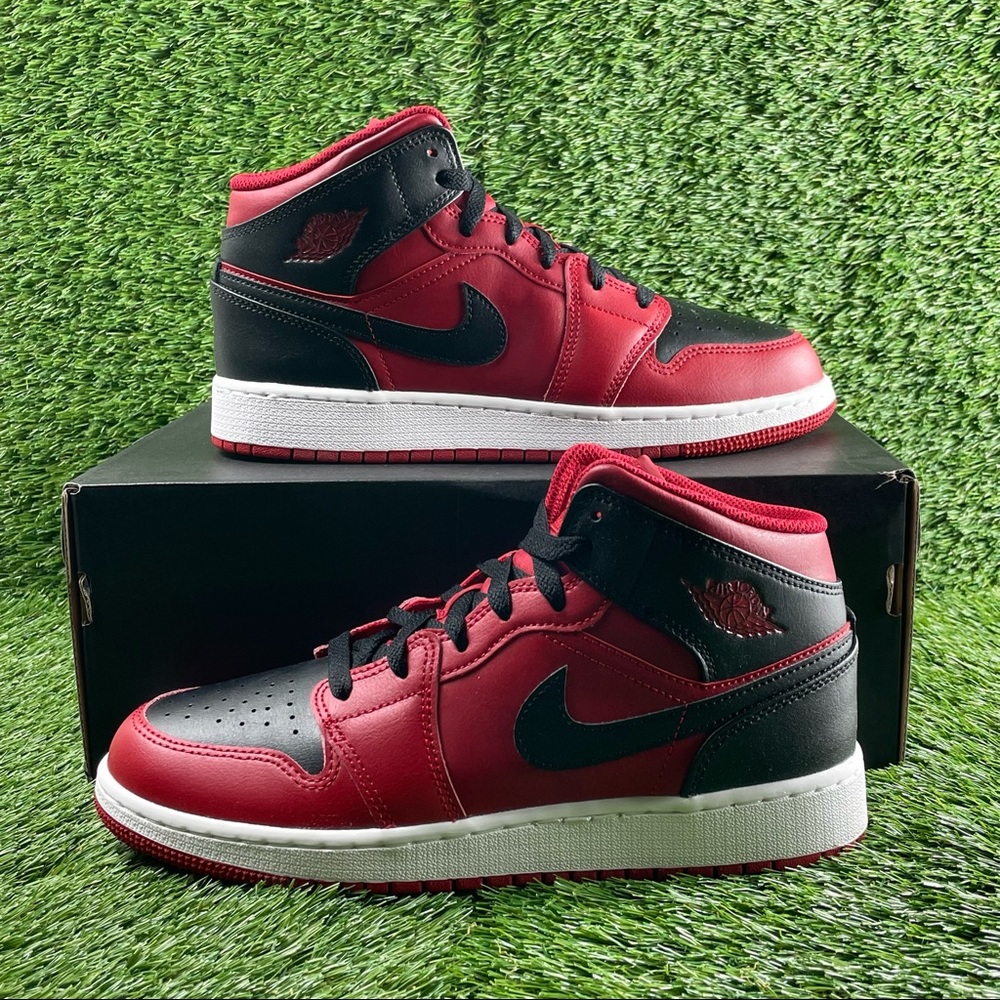 Nike Air Jordan 1 Mid GS Reverse Bred 554725-660 
size 6-7Y